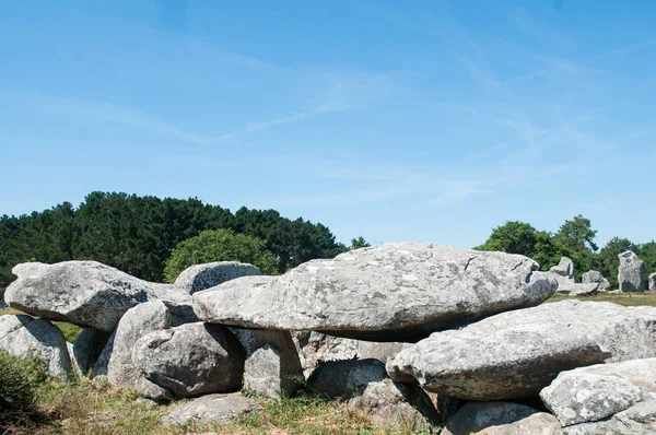 Vista del famoso magalito dolmen en Carnac - Bretaña - Francia — Foto de Stock