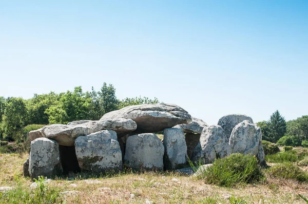 Vista del famoso magalito dolmen en Carnac - Bretaña - Francia — Foto de Stock