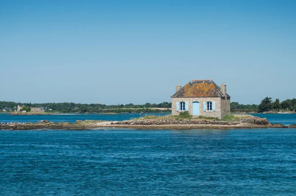 Blick auf kleines Steinhaus auf der Insel Cado in der Bretagne — Stockfoto
