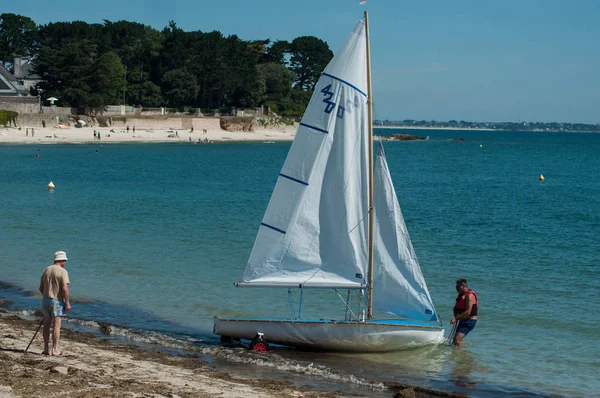 Porträt von Männern mit Segelboot am Strand — Stockfoto