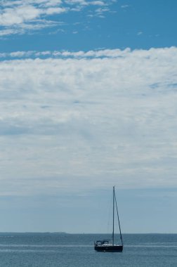 bulutlu gökyüzü arka plan quiberon okyanusta yelkenli