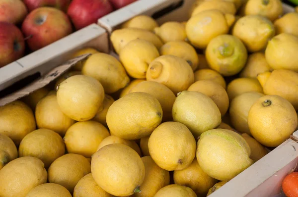 Primo piano della pila di limone al mercato — Foto Stock