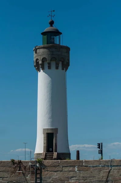 Blick auf Leuchtturm im Hafen hallegen in quiberon - Großbritannien - Frankreich — Stockfoto