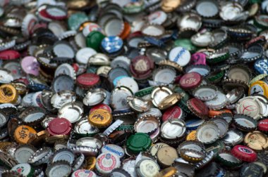 Zeminde içecek metalik kapsül closeup  