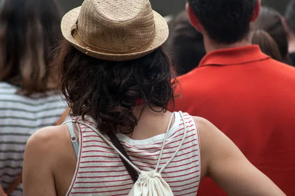 Meisje met zomer hoed staande in de straat op achteraanzicht — Stockfoto