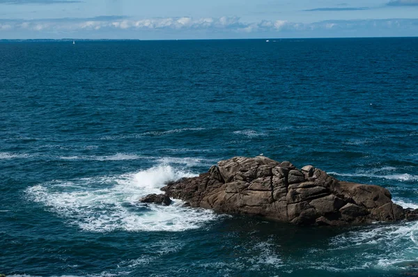 Quiberon vahşi kıyısında kayalar güzel bulutlu gökyüzü arka plan — Stok fotoğraf