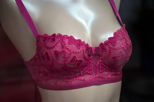 女性のためのファッションストアでマネキンにピンクのブラジャーのクローズアップ — ストック写真