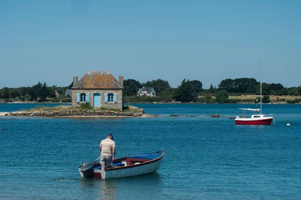 Fisherman in small boat in front of the famous little stoned house in St cado island in brittany-  France — Stock Photo, Image