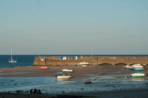 Gün batımı tarafından St Pierre de Quiberon balıkçı tekneleri görünümü — Stok fotoğraf