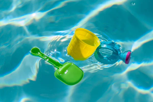 Großaufnahme von Plastikspielzeug, das im Schwimmbad schwimmt — Stockfoto