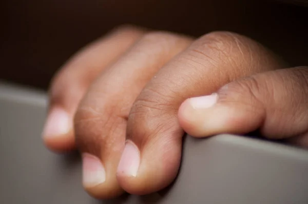 Close-up van Afrikaanse handen van baby poseren op tafel — Stockfoto