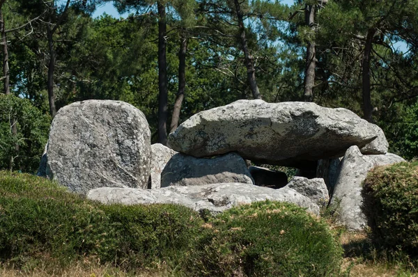 Vue du célèbre mégalithe dolmen de Carnac - Bretagne - France — Photo