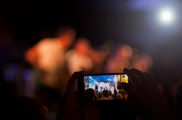 Emberek smartphone a kezében egy fotót a koncert — Stock Fotó
