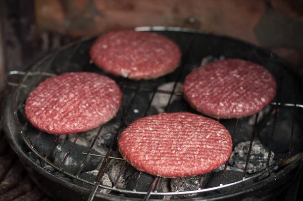 Primer plano de cuatro hamburguesas en la barbacoa —  Fotos de Stock