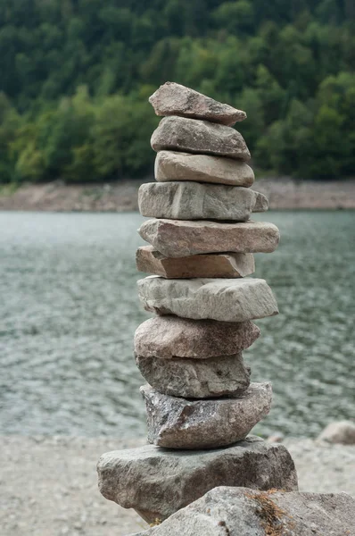 A sziklák egyensúlya a határ menti tóban — Stock Fotó