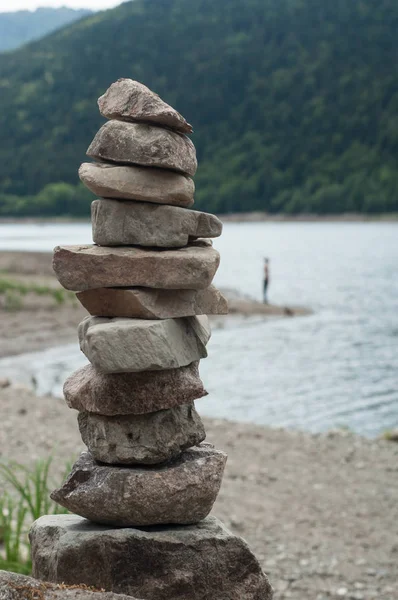 边界湖中岩石平衡的堵塞 — 图库照片