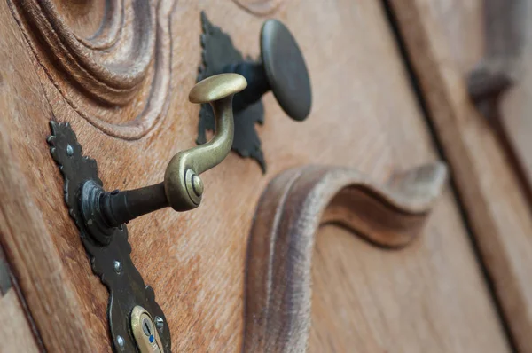 ahşap kapı üzerindeki bronz kolu closeup