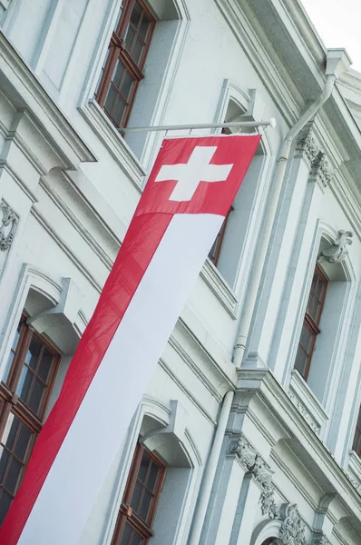 Gros plan du drapeau suisse sur la façade du bâtiment en Suisse — Photo