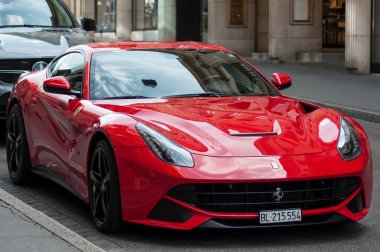 Caddeye park edilmiş Ferrari F12 Berlinetta ön yakın çekim