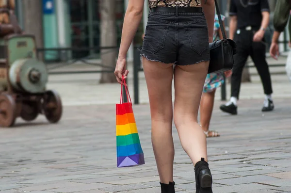 Nahaufnahme von Mini-Jeans kurz über lesbisches Mädchen und Regenbogentasche — Stockfoto