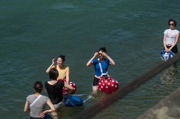 Портрет китайских туристов, стоящих в реке Рейн в Базеле Швейцария — стоковое фото