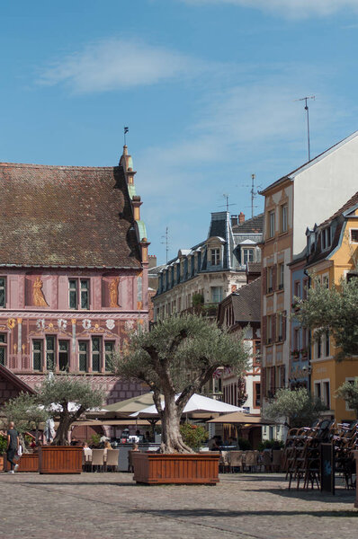 вид на террасу ресторана и старую ратушу на брусчатке
