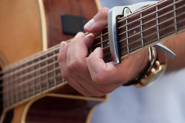 Close-up de mão de músico na guitarra popular na rua — Fotografia de Stock
