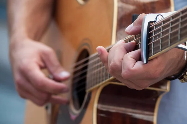 Close-up de mãos de músico na guitarra popular na rua — Fotografia de Stock