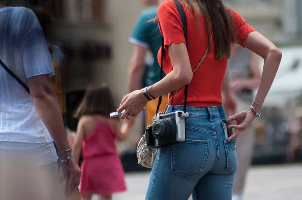 Primer plano de chica con cámara instantánea en la calle —  Fotos de Stock