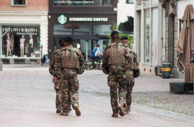 yaya caddesinde devriye gezen bir grup askeri 