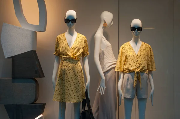 Kadın moda mağazasında manken sarı yazlık giysiler — Stok fotoğraf
