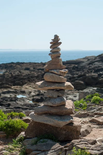 Primer plano del balance de piedra en el océano fronterizo — Foto de Stock
