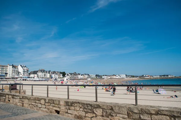 Panorama of Quiberon seascape with people on the beach — Stock Photo, Image