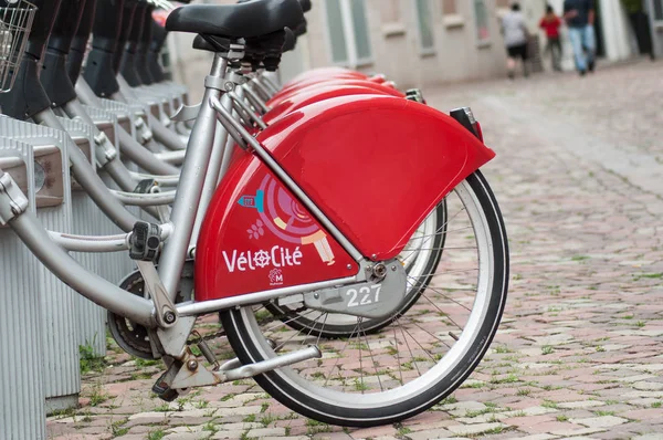 Closeup of red city bicycle alignment in the street — Stock Photo, Image