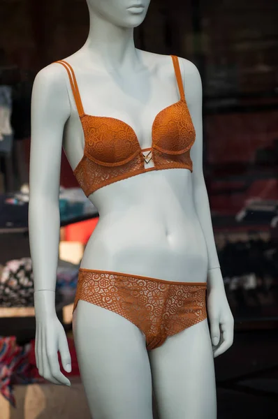 Primo piano di biancheria intima arancione sul manichino nel negozio di moda — Foto Stock