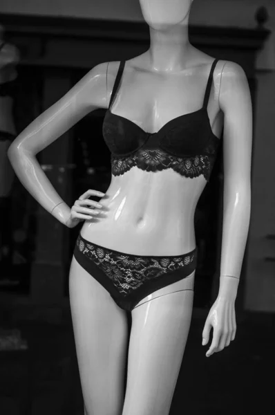 Närbild av svarta underkläder på skyltdocka i Fashion Store — Stockfoto