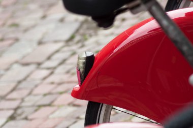 Sokakta kırmızı şehir bisiklet hizalama Closeup