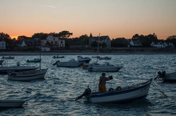 Blick auf den Hafen mit Booten vor Sonnenuntergang — Stockfoto