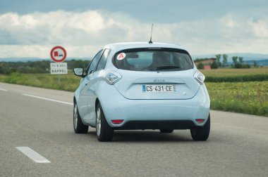 mavi renault Zoe otoyolda rulo - elektrikli araba özerklik 