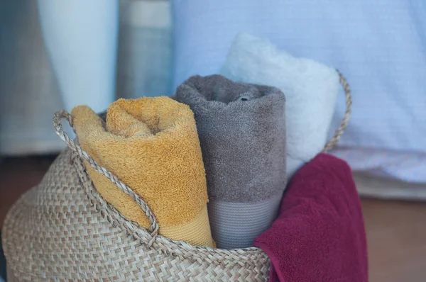 Primer plano de toallas de baño de colores en la cesta en el showroom tienda — Foto de Stock