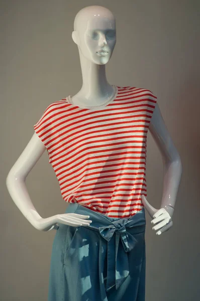 Primer plano de los vaqueros azules y ropa de verano en el maniquí — Foto de Stock