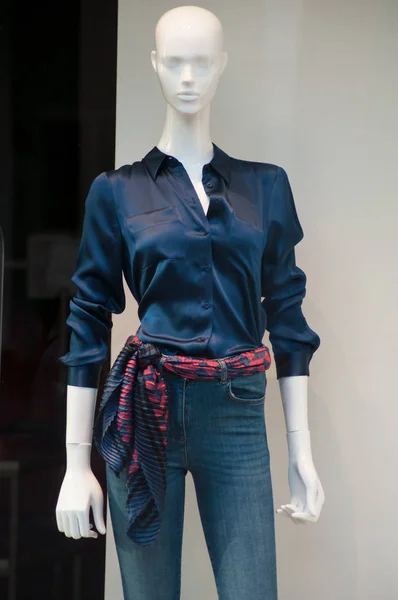 Zaostřená modrých džínů a Sumeru oblečení na manekýna — Stock fotografie