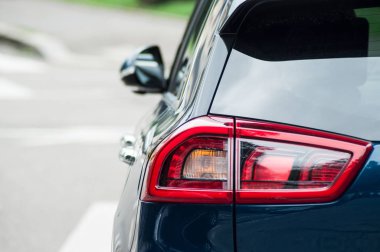 Sokakta park edilmiş mavi Kia Niro geçit arka ışık closeup