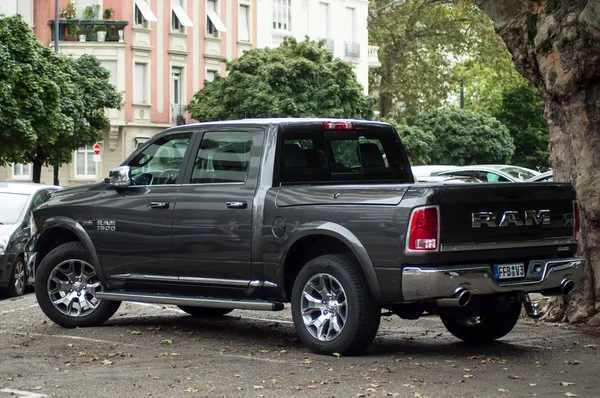 Vy över silver ram 1500 pickup parkerad på gatan — Stockfoto