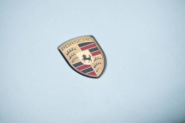  Mavi araba ön Porsche logosu nun kapatılması 