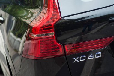 Volvo Xc 60'ın arka lambasının sokakta park edilmiş yakın çekimi