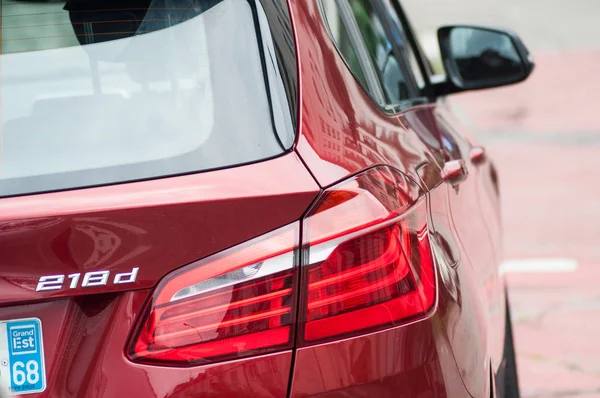 Närbild av bakljus och tecken på röd BMW 218 parkerad på gatan — Stockfoto