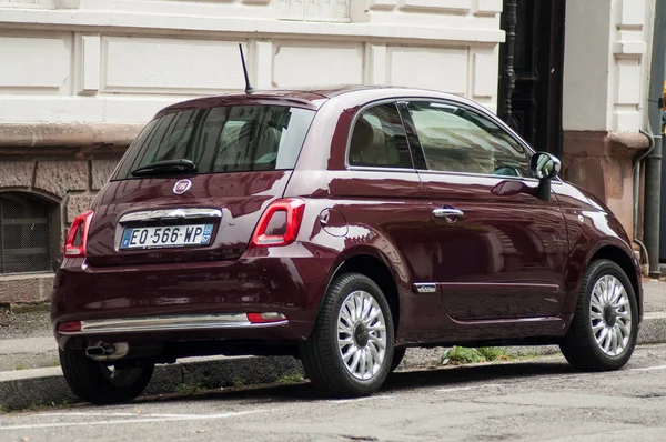 Closeup z purpurového Fiat 500 zaparkovaný na ulici — Stock fotografie