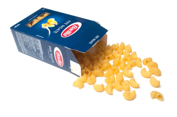 Pipe Rigate pasta faller från Barilla pappkartong på vit bakgrund, den berömda märket av italiensk pasta — Stockfoto