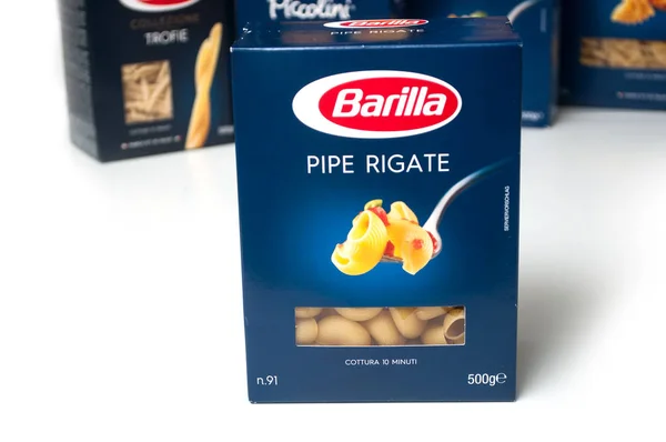 Σωλήνα ζυμαρικά πένες από το κουτί του χαρτονιού Barilla σε λευκό φόντο, η διάσημη μάρκα των ιταλικών ζυμαρικών — Φωτογραφία Αρχείου